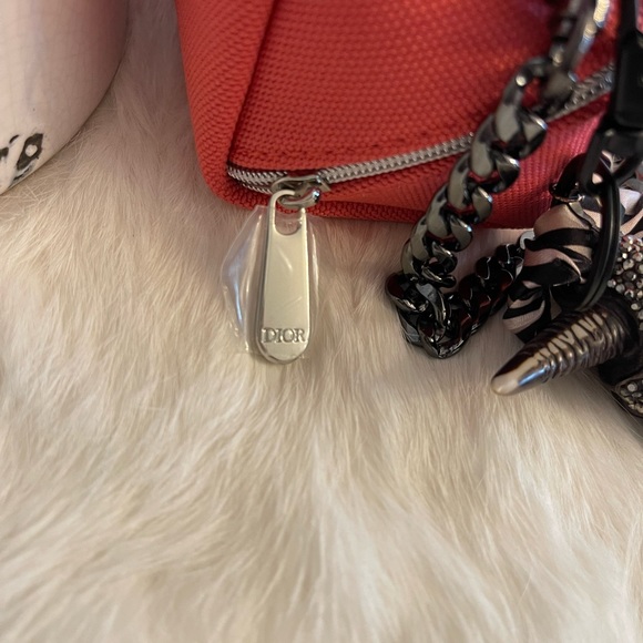 Dior crossbody with black flat chain and hardware in coral & removable keychain - Picture 5 of 7